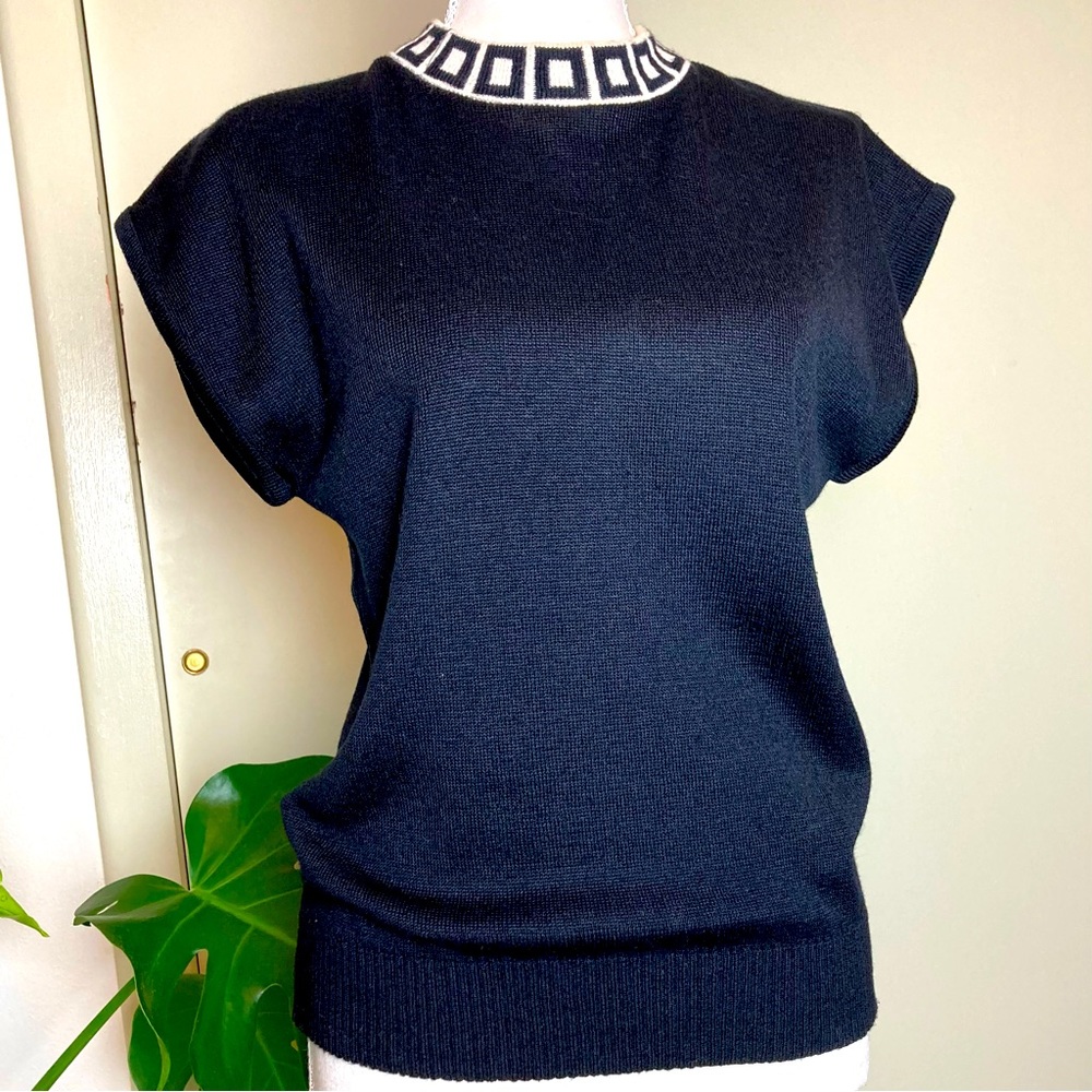 Mita size 4 color black with white sweater